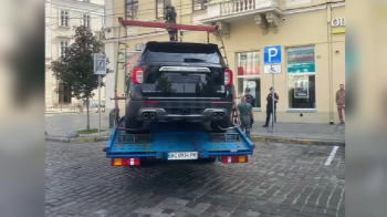 У центрі Львова водій зняв номери, щоб уникнути штрафу за паркування