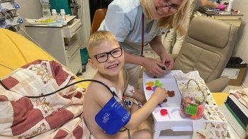 Половину життя бореться із хворобою нирок: хлопчику зі Львівщини пересадили орган 17-річного померлого хлопця