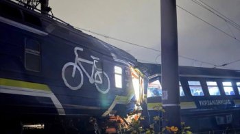 У Львові постраждали пʼятеро людей через зіткнення двох поїздів