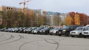 Іноземні волонтери передали українським захисникам 50 позашляховиків