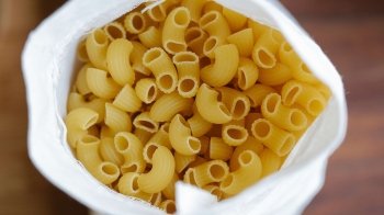 Як зберігати продуктові запаси та що брати з собою в укриття: поради лікарки