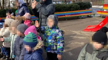 У Росії дитсадок перевірять на пропаганду ЛГБТ: поліцію насторожили лавки у кольорах веселки