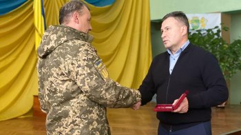 Батько полеглого захисника отримує нагороду. Фото: Львівська ОВА