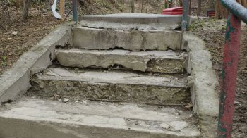 Все таке страшне і небезпечне: у Львові містяни просять відремонтувати сходи на вході до парку «Знесіння»
