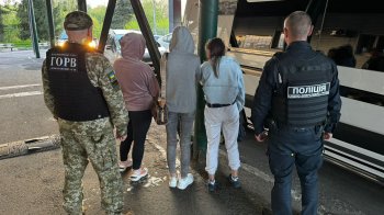 На кордоні затримали сутенерку