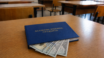 Помічницю декана львівського вишу підозрюють у вимаганні зі студента 1500 доларів