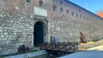 Місток між вул. В. Винниченка та оборонним муром ансамблю Бернардинів