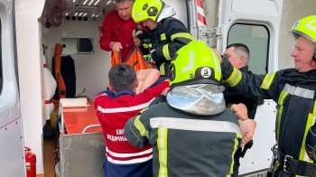 Працівники ДСНС передають потерпілого 64-річного дрогобичанина медикам