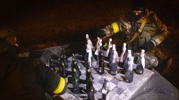 Фото, де військові грають у шахи коктейлями Молотова, — у топі ВВС