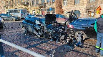 У Львові в ДТП зіштовхнулися 4 авто та маршрутка: двоє людей у лікарні