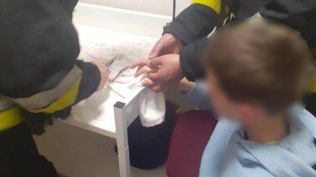 Рятувальники вивільняють палець дитини