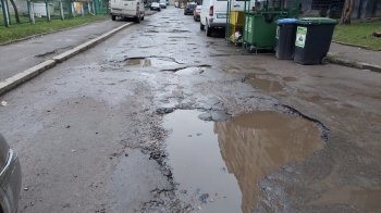 Великі ями, які немає як об’їхати: у Львові містяни скаржаться на жахливий стан дороги на вулиці Мазепи