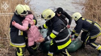 Трималась за уламок криги, щоб не потонути: у Бродах врятували дівчинку, яка провалилась під лід