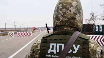 Біля кордону затримали росіянку, яка переправляла ухилянтів з України