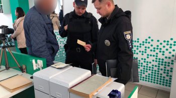 чоловіка затримали у сервісному центрі мвс