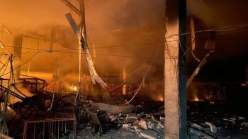 Внаслідок обстрілів росіян у Дніпрі горить підприємство, є постраждалі