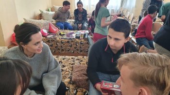 Анджеліна Джолі відвідала дітей у Бориславі (фото)