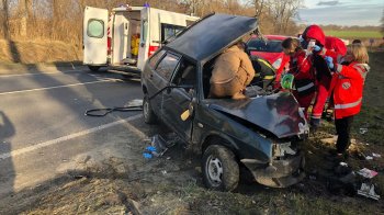 На Львівщині зіткнулися ВАЗ та вантажівка — водій легковика у реанімації