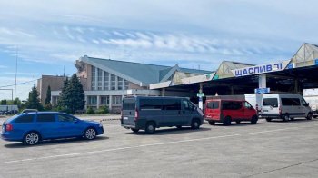 На кордоні з Польщею - скупчення легкових та вантажних авто, а також автобусів