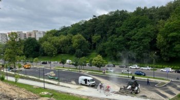 Біля дитячої лікарні у Львові облаштовували доріжку-серпантин та парковку на 60 авто