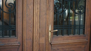 У Львові відреставрували історичну деревʼяну браму