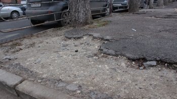 Більше року неможливо ходити: львів’яни скаржаться на аварійний стан тротуару (відео)