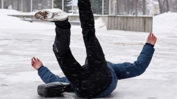 Ожеледиця у Львові: хто відповідає за прибирання снігу і як отримати компенсацію за травму