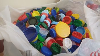 "Навіть військові на фронті збирають цей пластик". Як  кришечки перетворюються на донати для ЗСУ