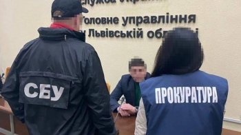 Продавав конфіденційні дані: на Львівщині СБУ затримала посадовця податкової