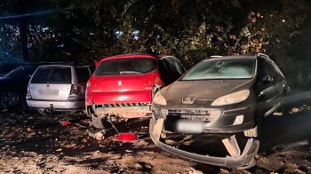 Біля Львова пʼяний водій Audi вʼїхав у три припаркованих автомобілі та втік