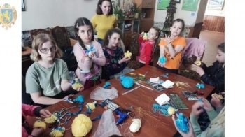 На Самбірщині діти виготовляють обереги для військових на передовій