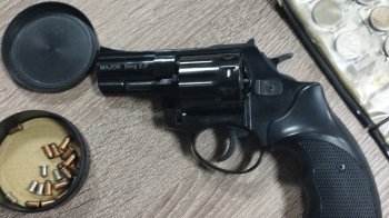 Вилучений в порушника револьвер з набоями до нього