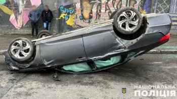 Фото Honda Accord, яка перекинулася під час ДТП у Львові