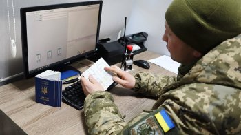 Один прикинувся людиною з інвалідністю, інший — волонтером: двоє чоловіків намагалися перехитрити прикордонників