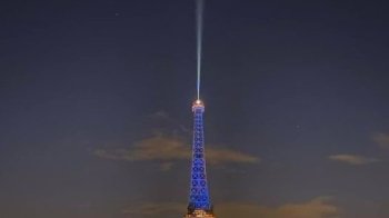 Ейфелева вежа засяяла синьо-жовтими кольорами