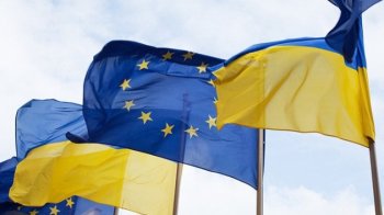 Прапори України та ЄС розвіваються на вітрі