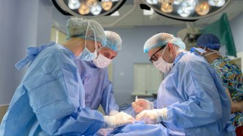 Львівські медики прооперували 12-річну дівчину з вродженою патологією