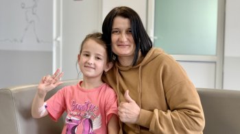 8-річна Василина з мамою після операції