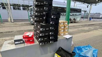 На Закарпатті викрили контрабанду брендових сумок та взуття зі Словаччини