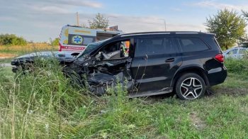 На Львівщині Mercedes зіткнувся з вантажівкою: постраждало троє дітей