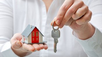 У селі біля Львова чоловік за підробленим паспортом продав чужий будинок