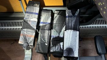 Сигарети в панчохах: на Краківці викрили схованку в рейсовому автобусі