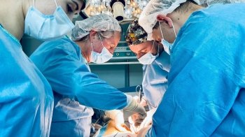 Легендарний американський хірург провів у Львові три операції з пересадки нирки