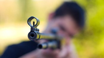 Неповнолітній студент вистрілив з  пневматичної гвинтівки в живіт потерпілому