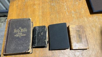 Книги лежать на столі