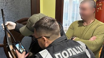 На Львівщині 38-річний чоловік продавав зброю та боєприпаси