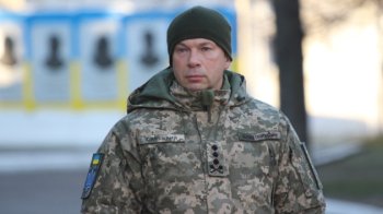 Сирський дивиться в кадр