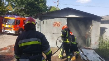 У Львові на Сихові горів металевий гараж (фото)