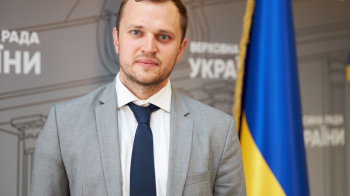 Політик дивиться в камеру