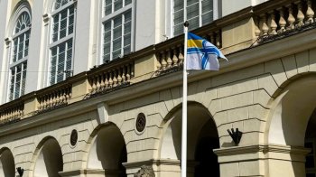 Біля Ратуші у Львові підняли прапор Військово-морських сил